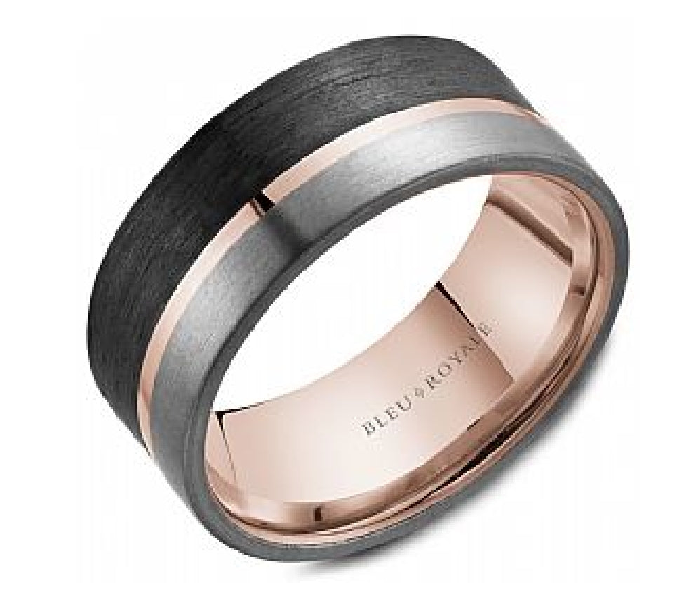 Gent's 14kt rose gold, forged carbon fibre and Tantalum BLEU ROYALE Designer wedding band in 9mm width with high polish centre and sandpaper edges
Ring size = 10